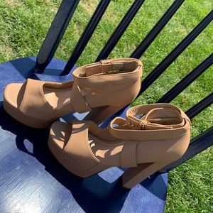 A size 8.5 brand new tan heels